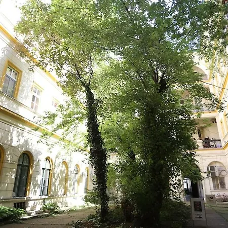 Quiet At Synagogue Apartment *