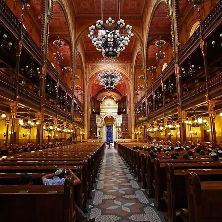 Quiet At Synagogue Budapesta