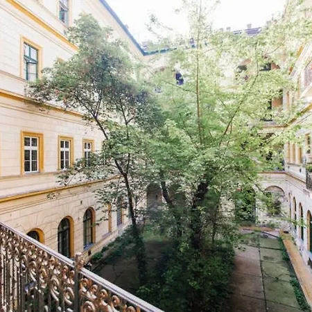 Quiet At Synagogue Apartament Budapesta